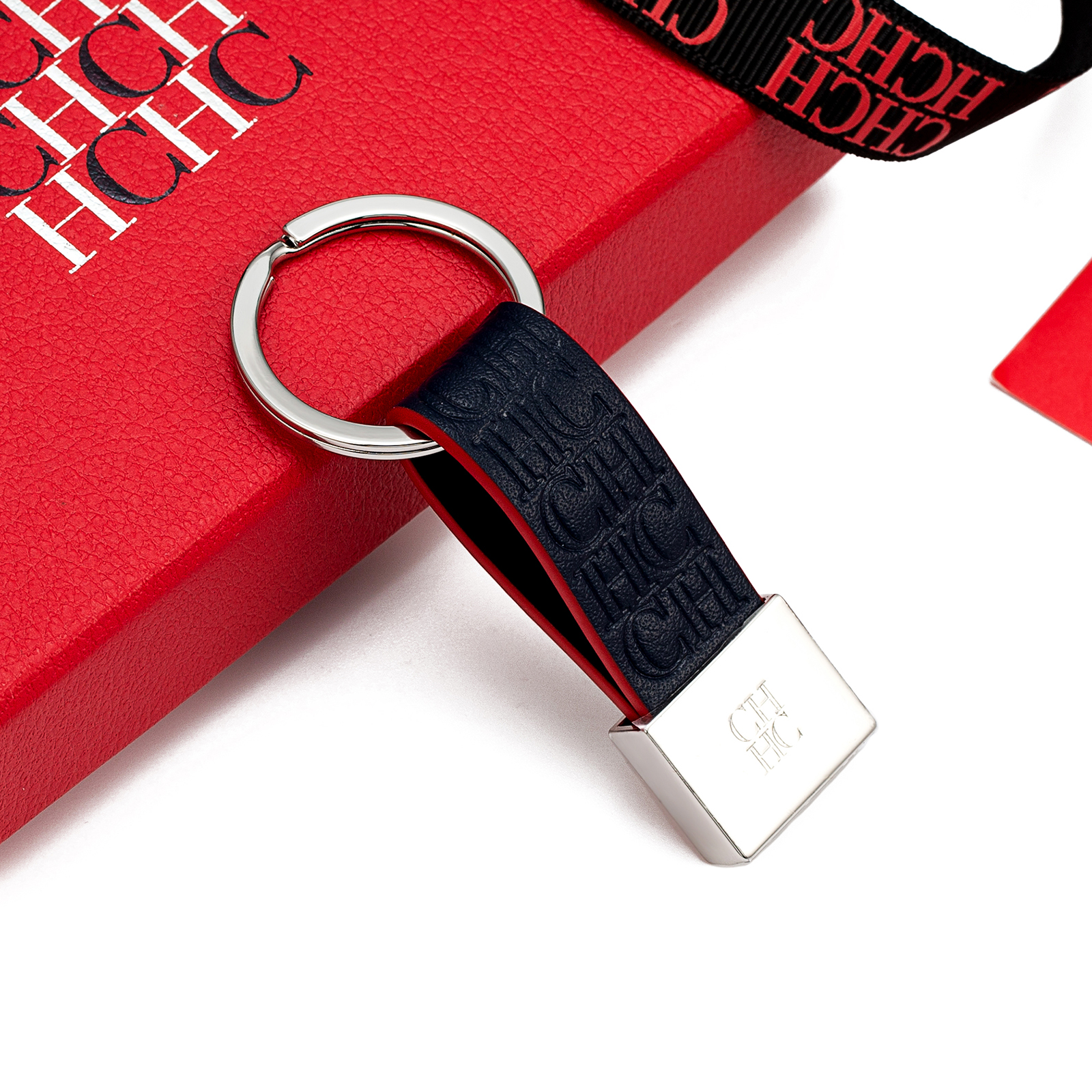 CH Embossed Monogram Leather K - đánh giá và giá Monogram Keychain Leather